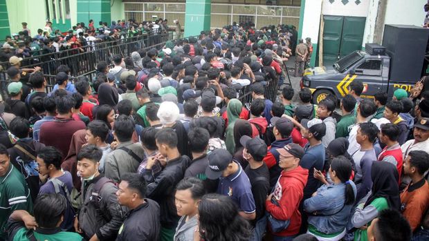 Bonek Antre Tiket Persebaya vs Persija Sejak Subuh