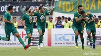 Persebaya langsung tampil menekan di menit awal. Gol cepat mereka hadirkan ketika laga baru berjalan empat menit lewat Oktafianus Fernando.