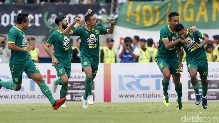 Persebaya Surabaya memastikan meraih gelar Piala Gubernur Jatim 2020. Di partai final, mereka mengalahkan Persija Jakarta yang bermain dengan 10 pemain 4-1.