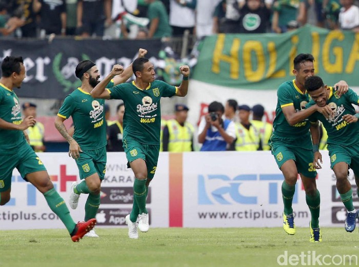 Persebaya Surabaya memastikan meraih gelar Piala Gubernur Jatim 2020. Di partai final, mereka mengalahkan Persija Jakarta yang bermain dengan 10 pemain 4-1.