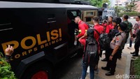 Satu persatu pemain Persija masuk ke dalam mobil rantis tersebut.