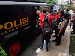 Satu persatu pemain Persija masuk ke dalam mobil rantis tersebut.