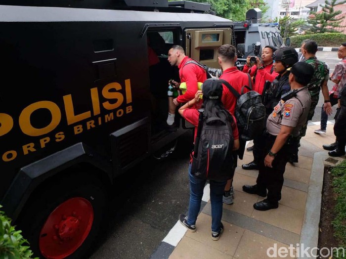 Para pemain Persija Jakarta diantar ke stadion Gelora Delta Sidoarjo dengan menaiki barracuda. Begini momennya.