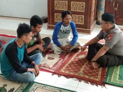 Jual 110 Liter Tuak, 3 Pria di Bulukumba Dihukum Salat Tobat-Mengaji