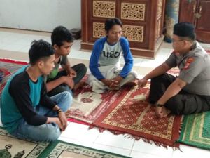 Jual 110 Liter Tuak, 3 Pria di Bulukumba Dihukum Salat Tobat-Mengaji Jual 110 Liter Tuak, 3 Pria di Bulukumba Dihukum Salat Tobat-Mengaji
