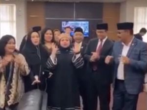 Gaya Anies Main TikTok Bareng Anggota DPRD DKI