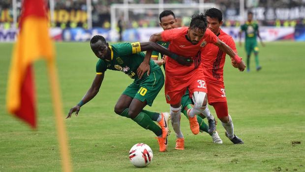 Laga Persebaya Surabaya vs Persija Jakarta. (