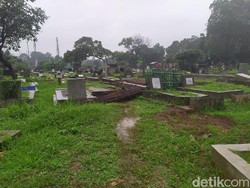 Jalan Pintas di TPU Menteng Pulo Dijaga Petugas Agar Tak Ada Motor Nyelonong