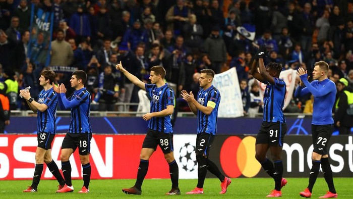 MILAN, ITALY - FEBRUARY 19:  The players of the Atalanta celebrate a victory at the end of the UEFA Champions League round of 16 first leg match between Atalanta and Valencia CF at San Siro Stadium on February 19, 2020 in Milan, Italy.  (Photo by Marco Luzzani/Getty Images)
