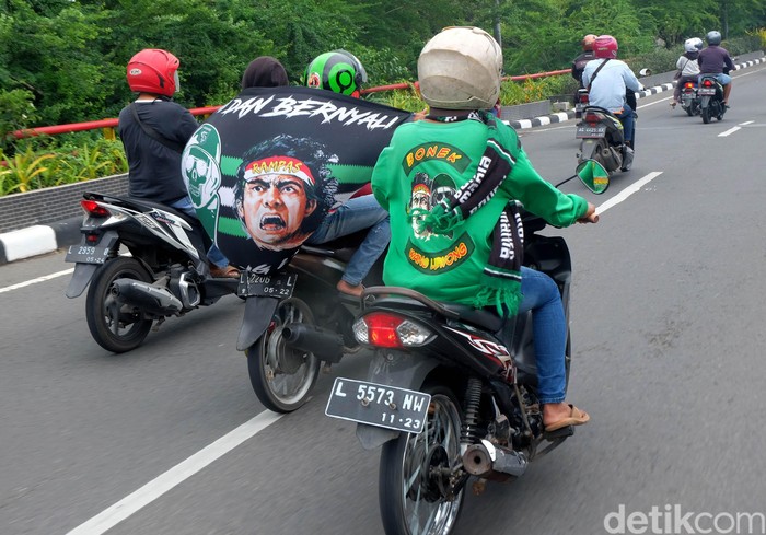 Bonek berdatangan ke Stadion Gelora Delta Sidoarjo untuk menonton langsung laga Final Piala Gubernur Jatim. Mereka datang dengan membawa atribut Persebaya.