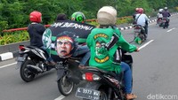 Bonek berangkat dan pulang dengan berkonvoi.
