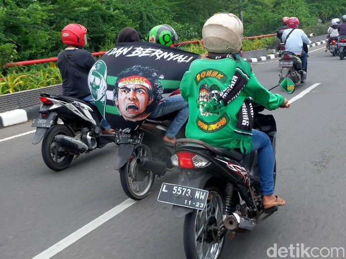 Bonek berdatangan ke Stadion Gelora Delta Sidoarjo untuk menonton langsung laga Final Piala Gubernur Jatim. Mereka datang dengan membawa atribut Persebaya.