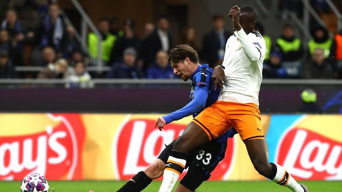 MILAN, ITALY - FEBRUARY 19:  Hans Hateboer (R) of Atalanta celebrates after scoring the opening goal	during the UEFA Champions League round of 16 first leg match between Atalanta and Valencia CF at San Siro Stadium on February 19, 2020 in Milan, Italy.  (Photo by Marco Luzzani/Getty Images)