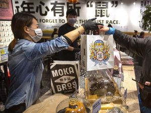 Virus Corona Mewabah, Masyarakat China Nikmati Cocktail Pesan Antar