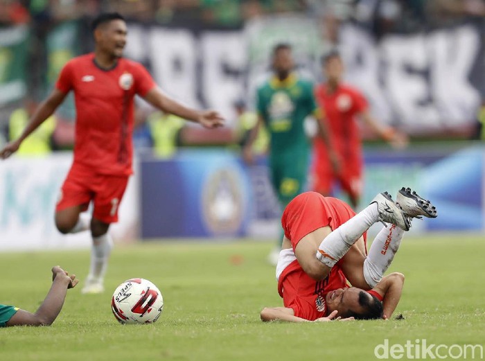 Persebaya Surabaya memastikan meraih gelar Piala Gubernur Jatim 2020. Di partai final, mereka mengalahkan Persija Jakarta yang bermain dengan 10 pemain 4-1.