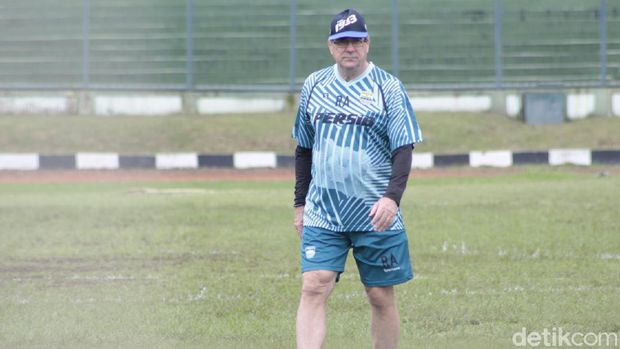 Pelatih Persib Robert Rene Alberts di Stadion Siliwangi, Bandung, Kamis (20/2/2020).