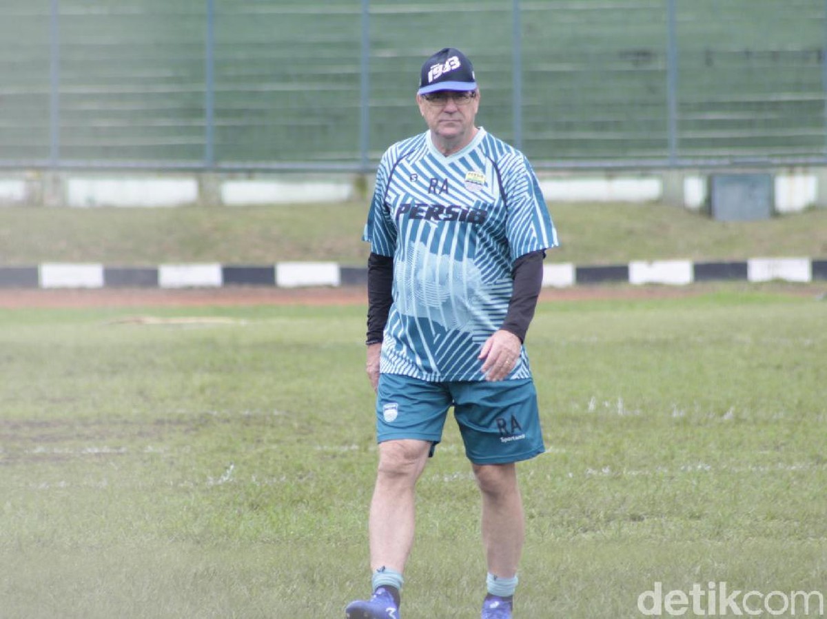 Pelatih Persib Bandung, Robert Rene Alberts, harus memutar otak melawan PSM Makassar. (Foto: Yudha Maulana/detikcom)