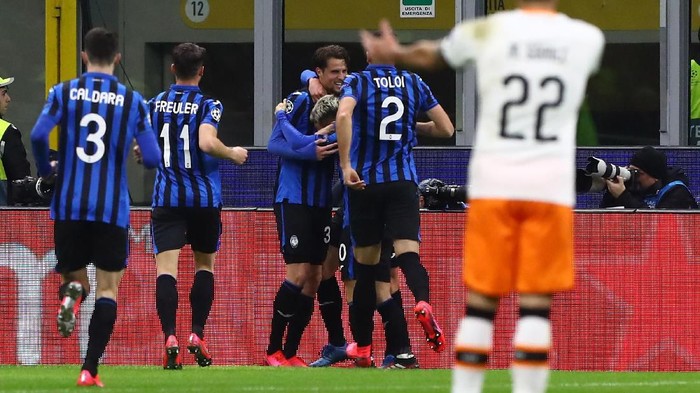 MILAN, ITALY - FEBRUARY 19:  Hans Hateboer of Atalanta celebrates with his team-mates after scoring the opening goal during the UEFA Champions League round of 16 first leg match between Atalanta and Valencia CF at San Siro Stadium on February 19, 2020 in Milan, Italy.  (Photo by Marco Luzzani/Getty Images)