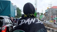 Aksi para bonek ini sebagai tanda dukungan kepada tim Persebaya.