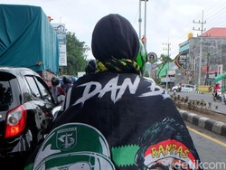 Aksi para bonek ini sebagai tanda dukungan kepada tim Persebaya.