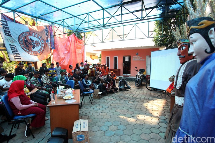 Tak Boleh ke Sidoarjo, Jakmania Nobar di Kantor Kelurahan Jakmania tidak diperbolehkan menonton laga Final Piala Gubernur Jatim 2020 di Stadion Gelora Delta Sidoarjo, Kamis (20/2). Mereka pun memilih nobar di Kantor Kelurahan Tanah Sereal.