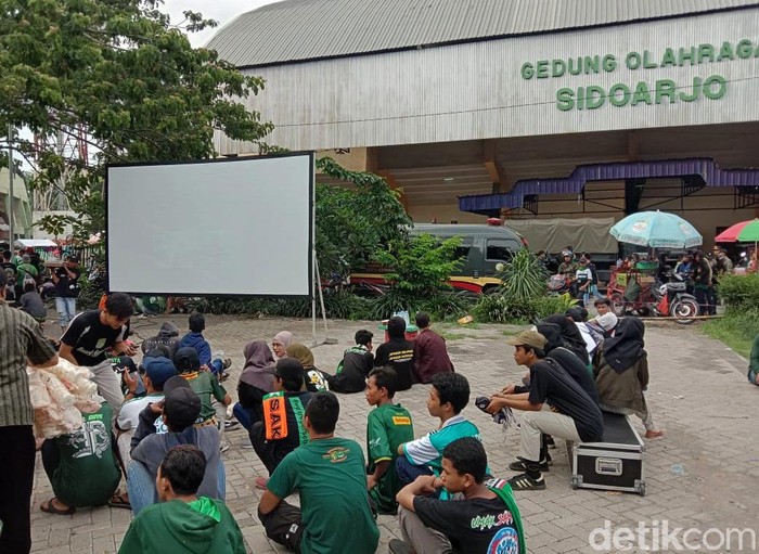 Bonek Padati Final Piala Gubernur Jatim 2020 Suporter Persebaya memadati Stadion Gelora Deltra Sidoarjo untuk menonton Final Piala Gubernur Jatim 2020 antara Persebaya melawan Persija, Kamis (20/2).