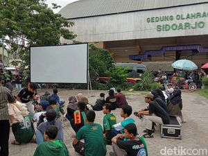 Tak Kebagian Tiket, Bonek Nonton Persebaya Vs Persija Lewat Layar Lebar Tak Kebagian Tiket, Bonek Nonton Persebaya Vs Persija Lewat Layar Lebar