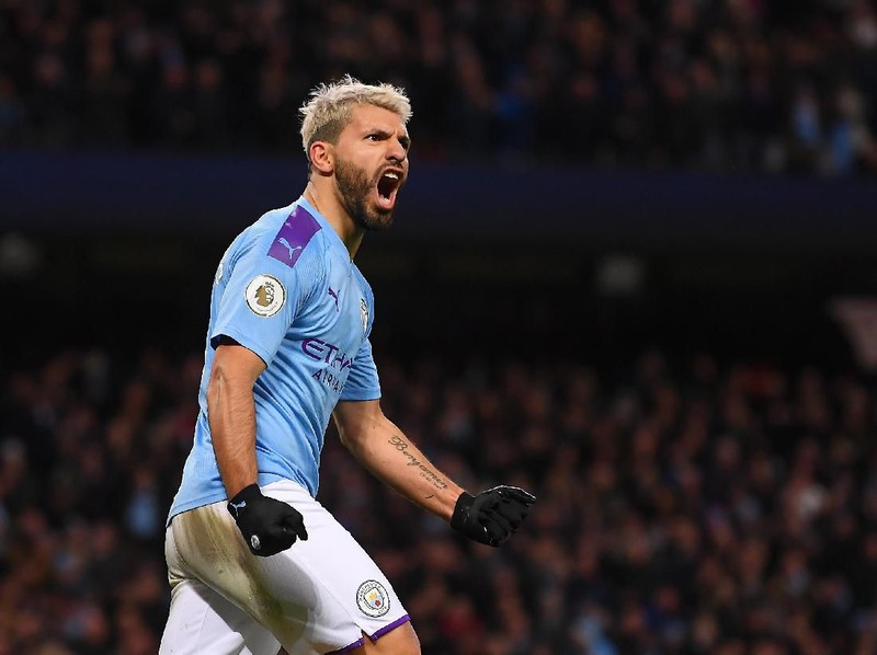 BRIGHTON, ENGLAND - MAY 12: Sergio Aguero of Manchester City  celebrates with the Premier League Trophy after winning the title following the Premier League match between Brighton & Hove Albion and Manchester City at American Express Community Stadium on May 12, 2019 in Brighton, United Kingdom. (Photo by  Shaun Botterill/Getty Images)