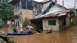 Cawang Kembali Terendam Banjir Imbas Luapan Sungai Ciliwung