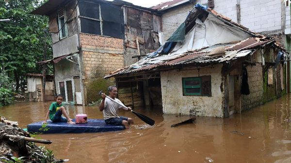 Cawang Kembali Terendam Banjir Imbas Luapan Sungai Ciliwung