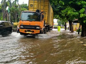 Jalur Pantura Pekalongan Tergenang Banjir, Ada Antrean Kendaraan