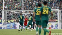 Unggul jumlah pemain, Persebaya mendominasi laga di akhir babak pertama.