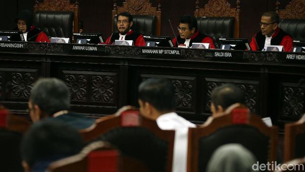 DPR dan Pemerintah Beri Keterangan di Sidang Uji Materi UU Pekerja Migran