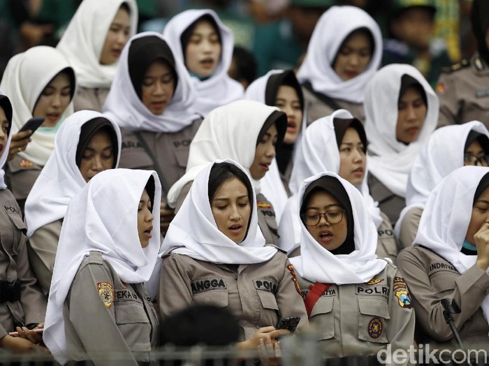 Puluhan personel Polisi Wanita (Polwan) yang mengenakan kerudung warna putih membuka Final Piala Gubernur Jatim 2020 dengan membacakan Asmaul Husna di tribune VVIP Stadion Gelora Delta, Sidoarjo, Jawa Timur, Kamis (20/2/2020).