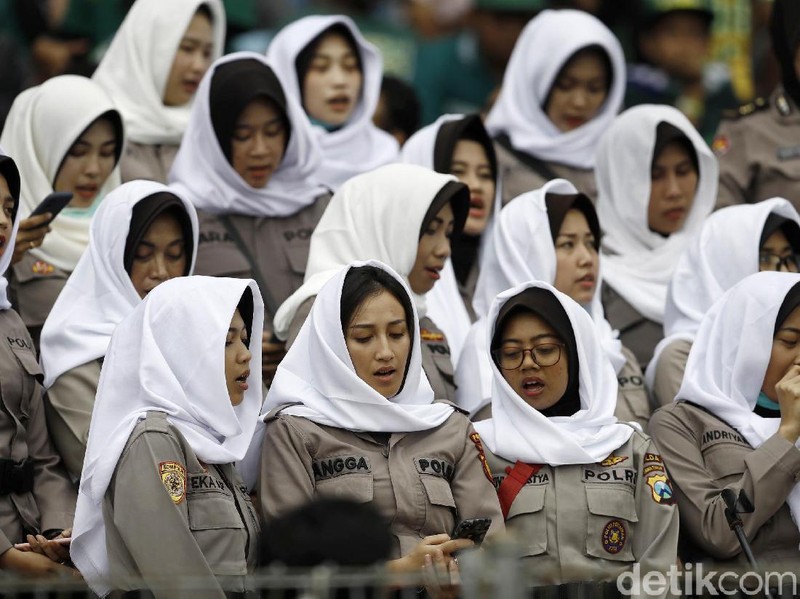 Puluhan personel Polisi Wanita (Polwan) yang mengenakan kerudung warna putih membuka Final Piala Gubernur Jatim 2020 dengan membacakan Asmaul Husna di tribune VVIP Stadion Gelora Delta, Sidoarjo, Jawa Timur, Kamis (20/2/2020).