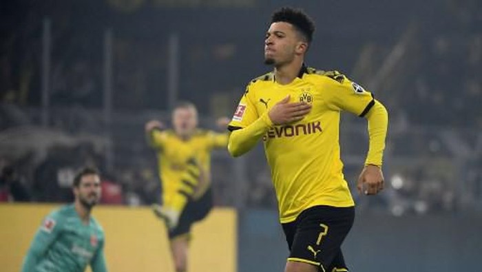 Dortmunds English midfielder Jadon Sancho celebrate scoring during the German first division Bundesliga football match BVB Borussia Dortmund vs Eintracht Frankfurt, in Dortmund, western Germany on February 14, 2020. (Photo by INA FASSBENDER / AFP) / RESTRICTIONS: DFL REGULATIONS PROHIBIT ANY USE OF PHOTOGRAPHS AS IMAGE SEQUENCES AND/OR QUASI-VIDEO