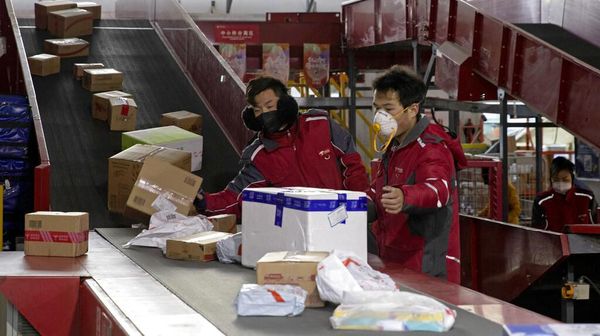 Intip Aktivitas Kurir Paket China yang Tetap Sibuk di Tengah Wabah Corona