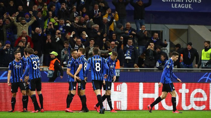 MILAN, ITALY - FEBRUARY 19: Remo Freuler (L) of Atalanta celebrates his goal with his team-mate during the UEFA Champions League round of 16 first leg match between Atalanta and Valencia CF at San Siro Stadium on February 19, 2020 in Milan, Italy. (Photo by Marco Luzzani/Getty Images)/