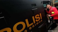 Dua kendaraan Bararcuda disiapkan oleh Polda Jatim untuk mengangkut Persija dari hotel ke Gelora Delta.