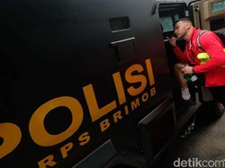 Dua kendaraan Bararcuda disiapkan oleh Polda Jatim untuk mengangkut Persija dari hotel ke Gelora Delta.