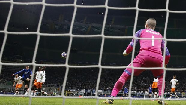 Momen saat Josip Ilicic melepaskan tendangan ke gawang Valencia.