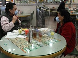 Cegah Virus Corona, Restoran di Hong Kong Pasang Sekat Kaca di Setiap Meja