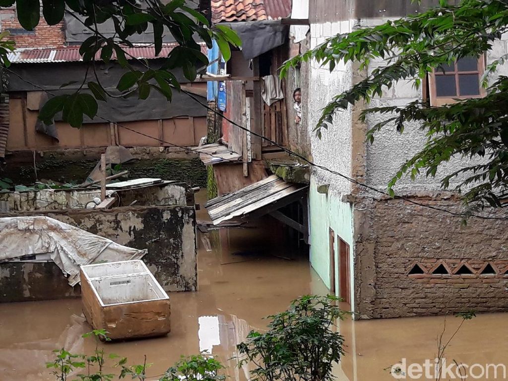 Banjir di Rawajati Capai 1 Meter, Warga Masih Bertahan di Rumah