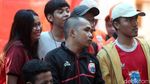 Tak Boleh ke Sidoarjo, Jakmania Nobar di Kantor Kelurahan