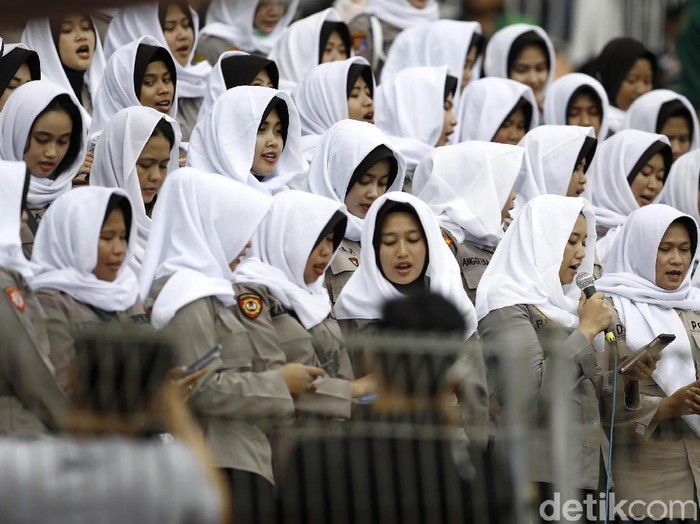 Puluhan personel Polisi Wanita (Polwan) yang mengenakan kerudung warna putih membuka Final Piala Gubernur Jatim 2020 dengan membacakan Asmaul Husna di tribune VVIP Stadion Gelora Delta, Sidoarjo, Jawa Timur, Kamis (20/2/2020).