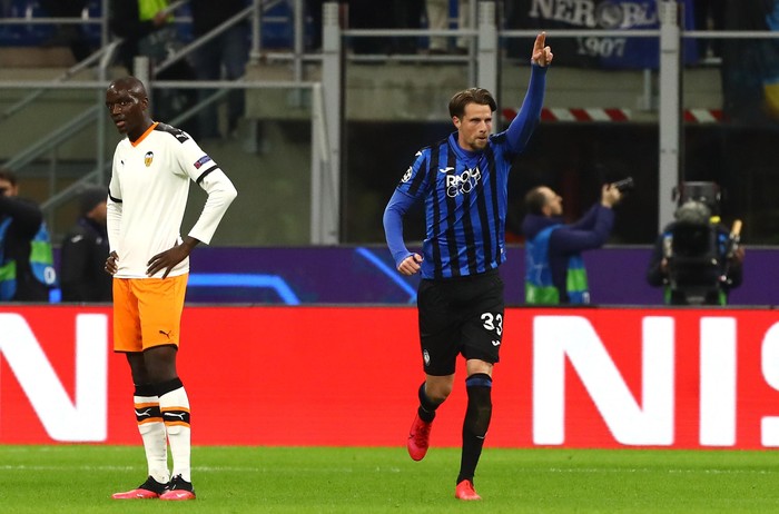 MILAN, ITALY - FEBRUARY 19:  Hans Hateboer (R) of Atalanta celebrates after scoring the opening goal	during the UEFA Champions League round of 16 first leg match between Atalanta and Valencia CF at San Siro Stadium on February 19, 2020 in Milan, Italy.  (Photo by Marco Luzzani/Getty Images)