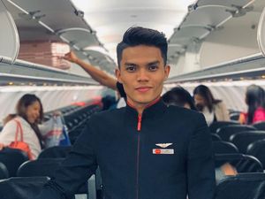 Kesal Penumpang Jorok, Pramugara Ini Bikin Tutorial Pemakaian Toilet di Pesawat