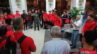 Para pemain diberikan penjelasan sebelum keluar hotel.