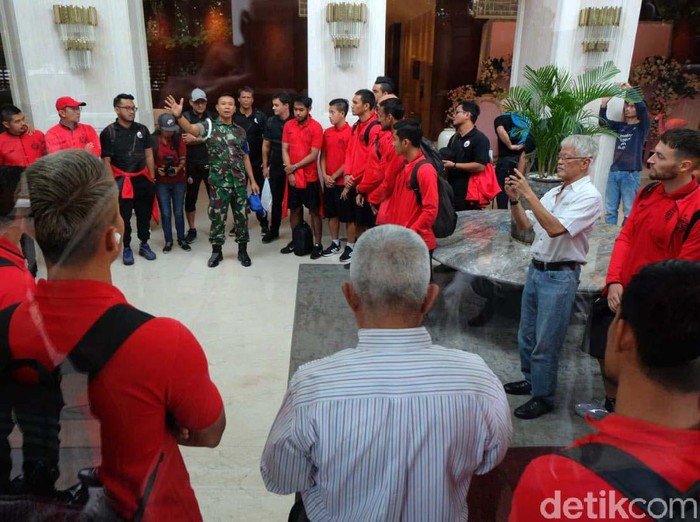 Para pemain Persija Jakarta diantar ke stadion Gelora Delta Sidoarjo dengan menaiki barracuda. Begini momennya.
