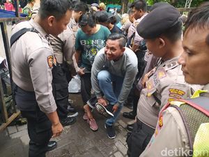 Polisi Terapkan Pemeriksaan Ketat ke Suporter yang Masuk di Gor Sidoarjo